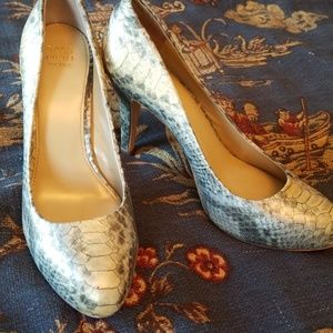 High-heeled snakeskin leather pumps